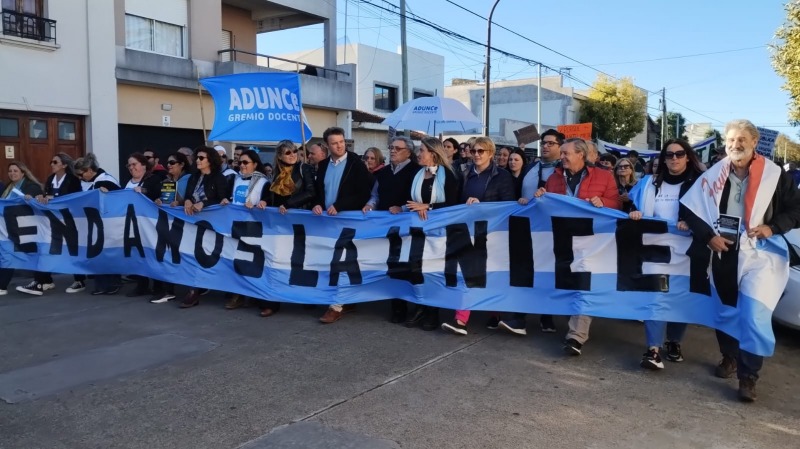 Multitudinaria marcha en Olavarra en defensa de la universidad pblica